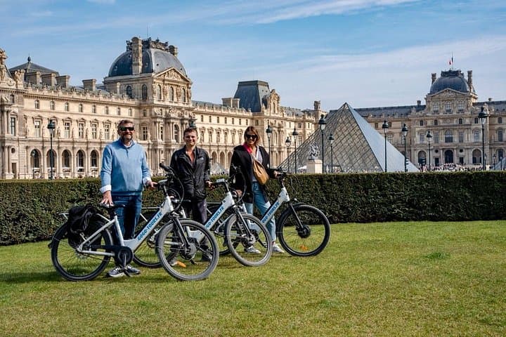Paris : Visite guidée en petit groupe à vélo électrique — photo 2