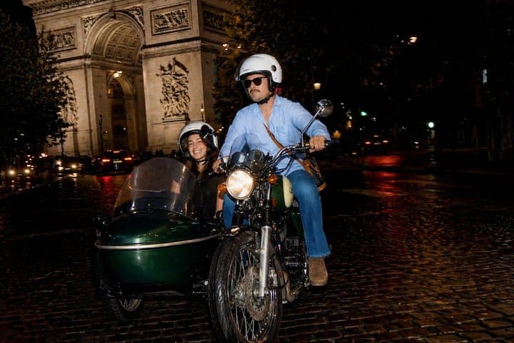 Tour Notturno Privato in Sidecar Vintage con Champagne a Parigi — foto 1