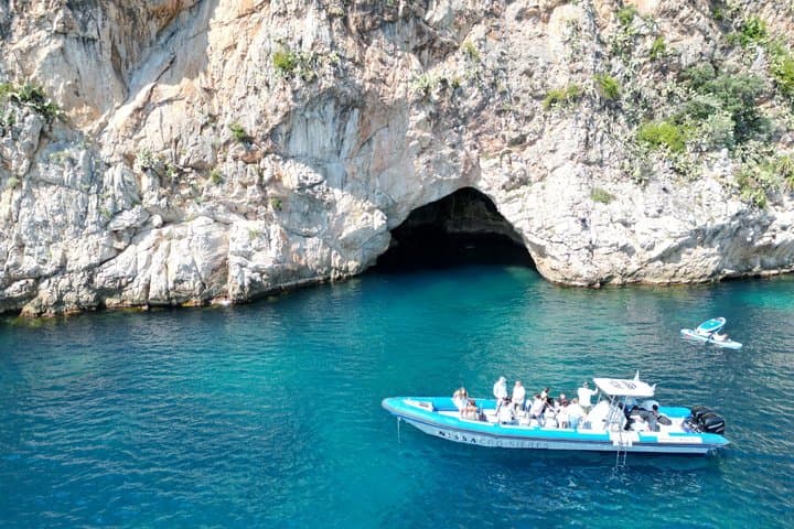 Excursion en bateau secrète sur la Riviera vers la Grotte Mala depuis Nice