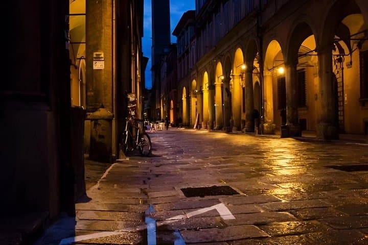 Tour notturno a piedi a Bologna: Leggende nascoste e luoghi segreti