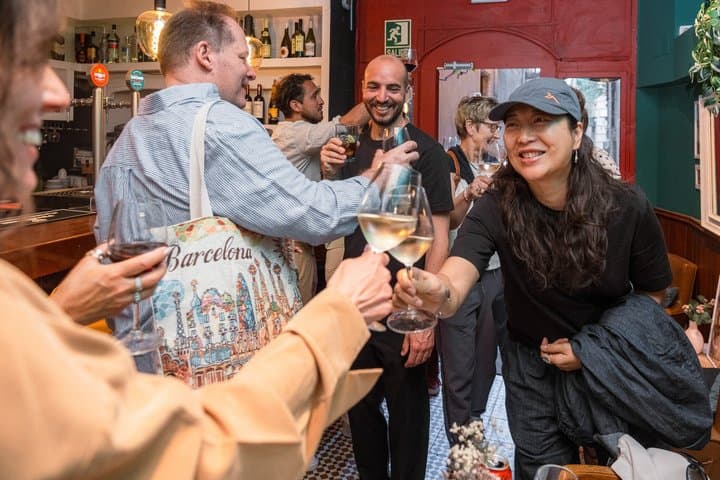 Barcelona: Geführte Food-Walking-Tour mit Tapas und Wein — Foto 3