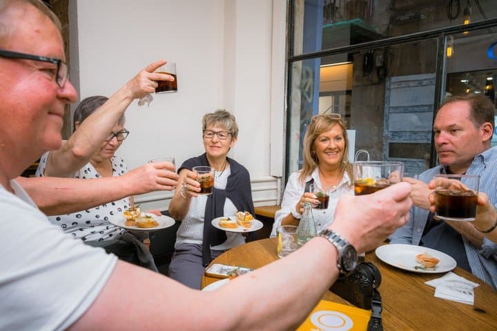 Barcelona: Geführte Food-Walking-Tour mit Tapas und Wein — Foto 4