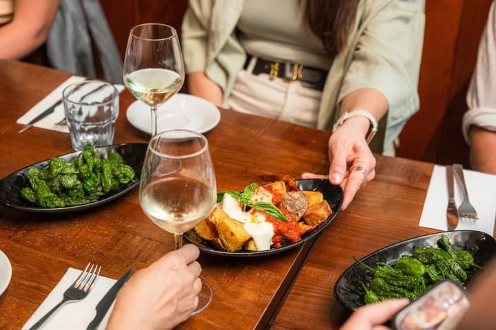 Barcelona: Geführte Food-Walking-Tour mit Tapas und Wein — Foto 5