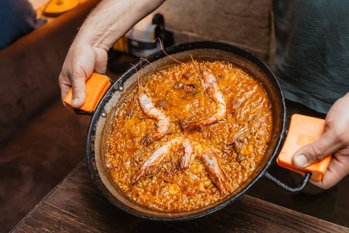 Barcelona: Geführte Food-Walking-Tour mit Tapas und Wein — Foto 2