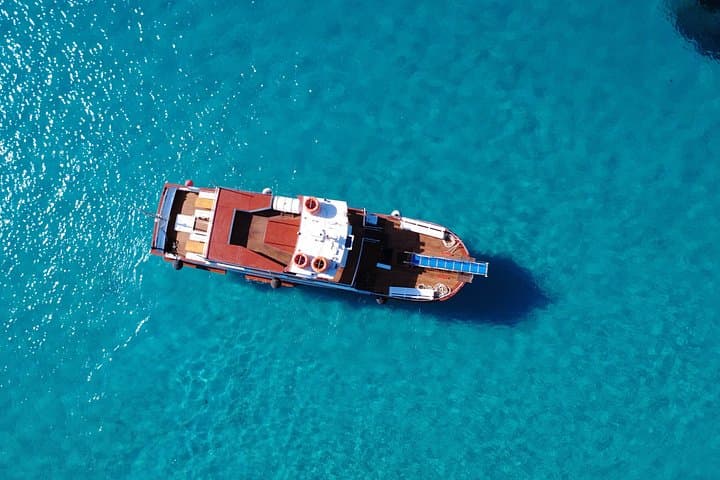 Ibiza Beach Hopper con Almuerzo y Barra Libre de Bebidas, Paddle Surf y Snorkel