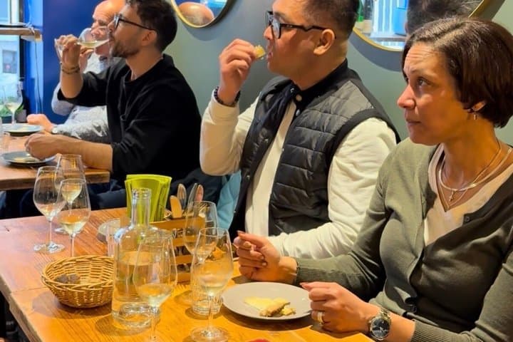 Cata de Vinos en París y Maridaje de Quesos Franceses — foto 3