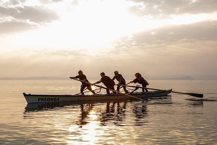 Experiencia de Remo Tradicional en el Lago de Garda al Atardecer