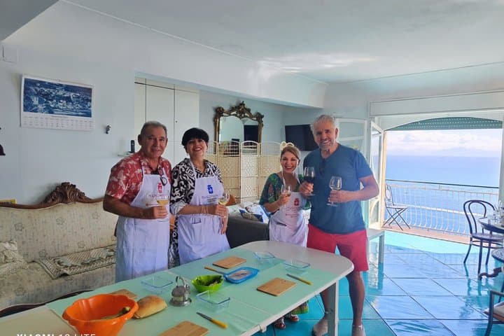 Cours de cuisine avec vue sur la mer et vin de la Côte Amalfitaine