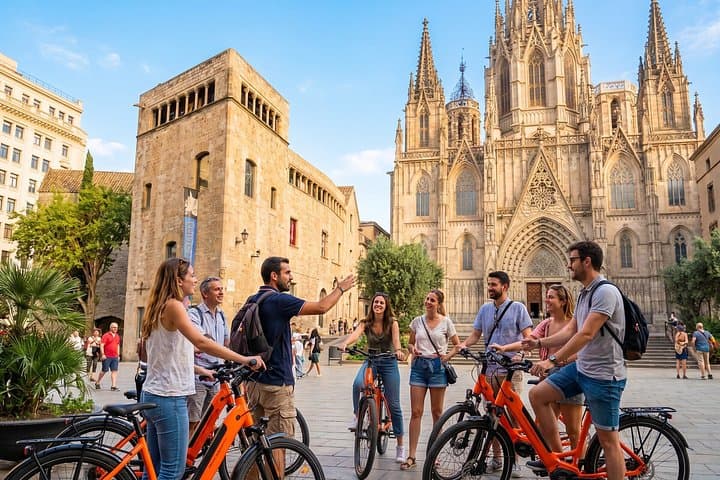 Tour in Bicicletta con Storie Locali a Barcellona con Opzione E-Bike — foto 3