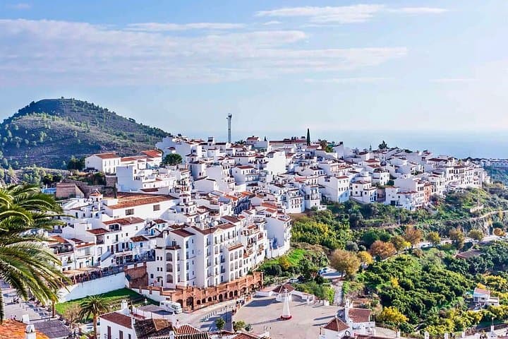 Escursione di un giorno alle Grotte di Nerja e Frigiliana — foto 2