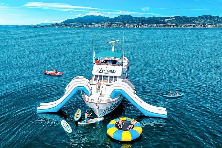 Excursion en bateau avec toboggans XXL sur la Costa del Sol