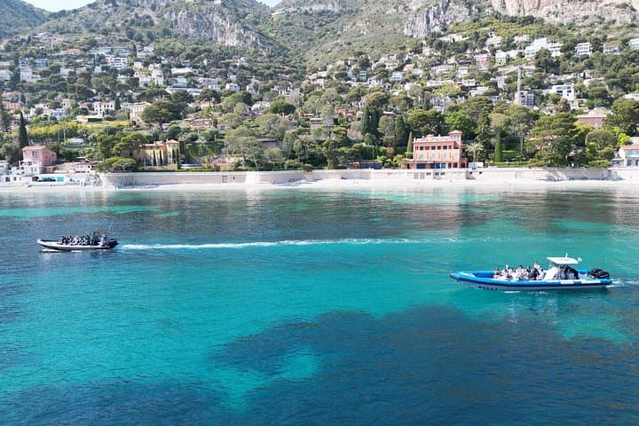Tour in barca guidata di mezza giornata alle Grotte di Mala e Villefranche
