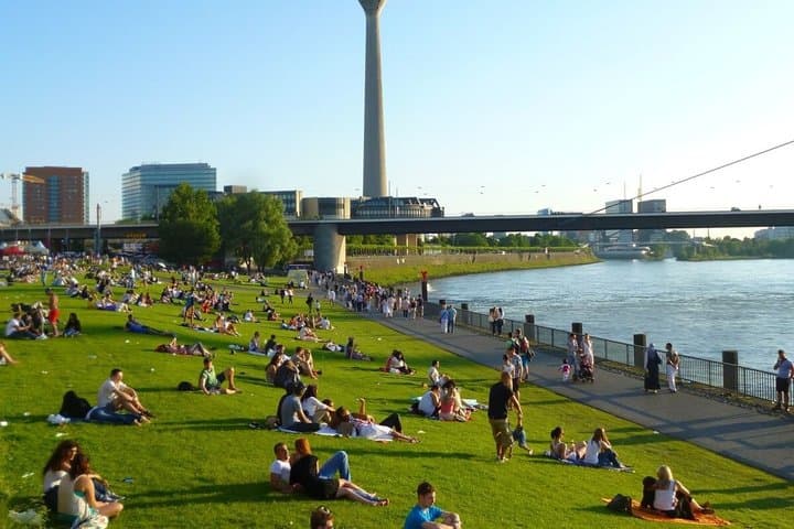 Tour Fotografico a Piedi di Düsseldorf con Ingresso alla Torre del Reno
