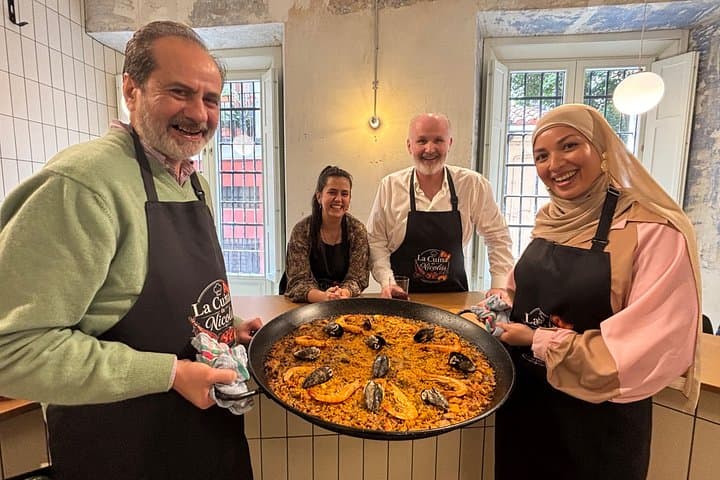 Atelier de Paella et de riz créatifs avec Sangria au centre de Madrid — photo 5
