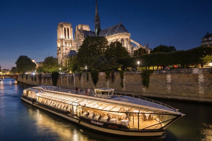 Crucero con Cena Bateaux Mouches® en el río Sena en París — foto 2