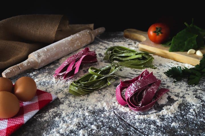 Corso di Cucina Casalinga di Pasta Fresca Colorata a Bologna con Vino