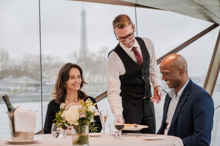 Crucero con Cena Bateaux Mouches® en el río Sena en París — foto 3