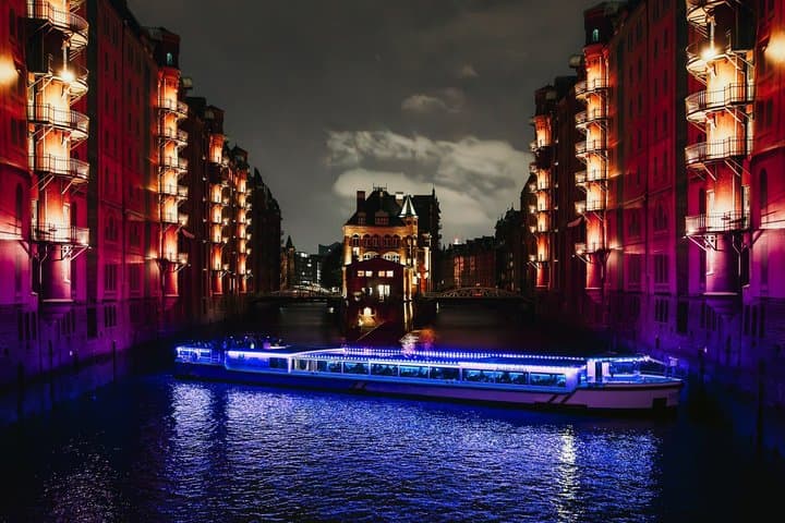 Visite en bateau de Hambourg au crépuscule dans le Speicherstadt