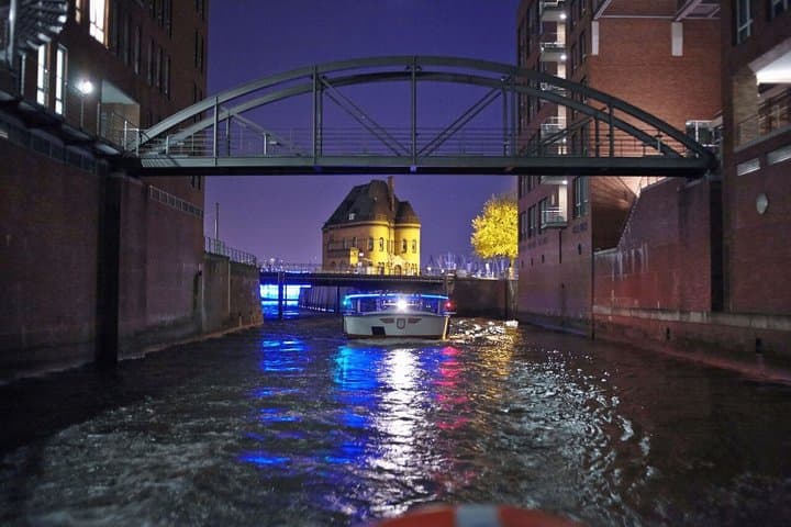 Visite en bateau de Hambourg au crépuscule dans le Speicherstadt — photo 2