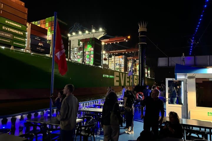 Visite en bateau de Hambourg au crépuscule dans le Speicherstadt — photo 3