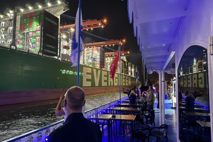 Visite en bateau de Hambourg au crépuscule dans le Speicherstadt — photo 5