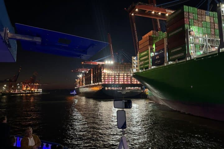 Visite en bateau de Hambourg au crépuscule dans le Speicherstadt — photo 4