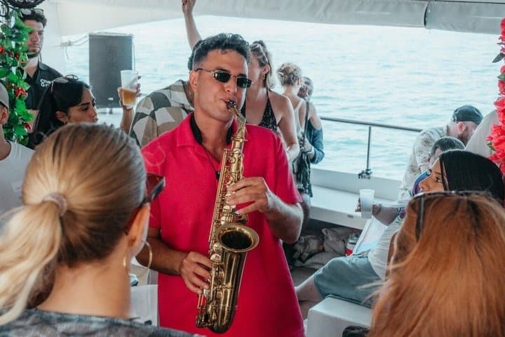 Bootsparty-Kreuzfahrt in Barcelona mit Getränken & Live-DJ