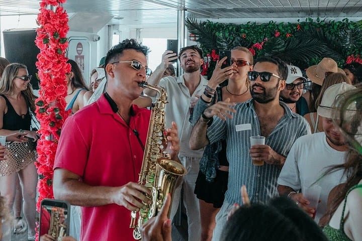 Barcelona Boat Party Cruise with Drinks & Live DJ — photo 5
