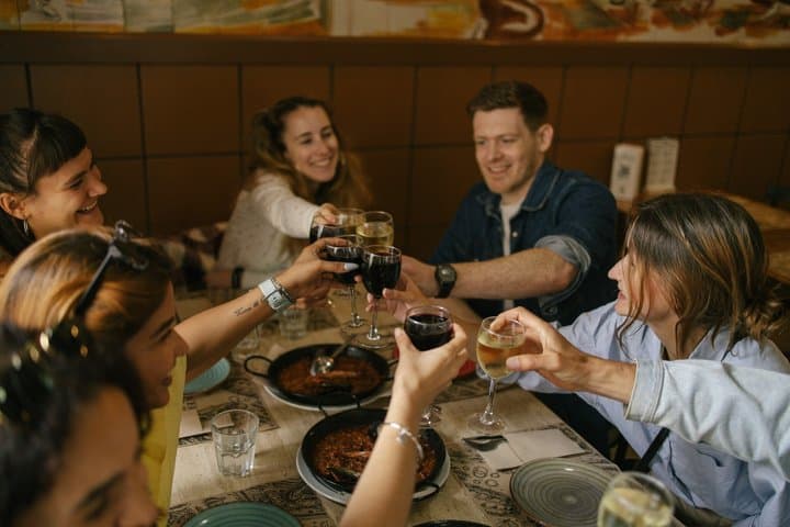 Barcelona: Geführte Food-Walking-Tour mit Tapas und Wein