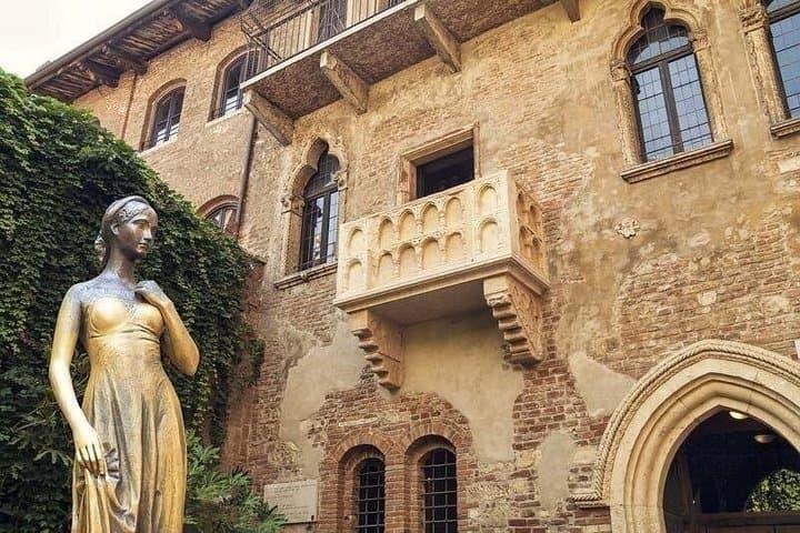 Esperienza di Accesso Veloce al Cortile e al Balcone di Giulietta