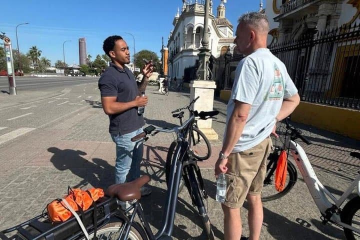 Siviglia: Tour guidato in piccoli gruppi in bicicletta e e-bike — foto 2