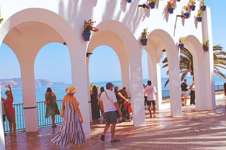 Escursione di un giorno alle Grotte di Nerja e Frigiliana — foto 3