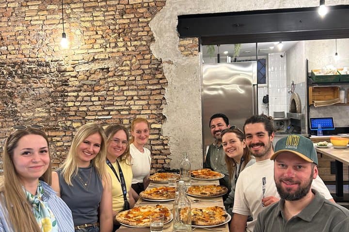 Handgemachte Pizza und Dessertzubereitung in Verona