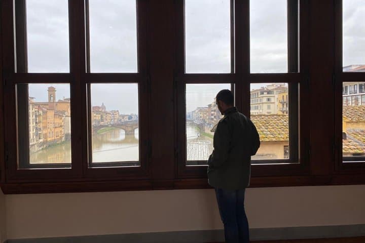 Visita Guiada a la Galería Uffizi con Entrada Reservada al Corredor Vasari