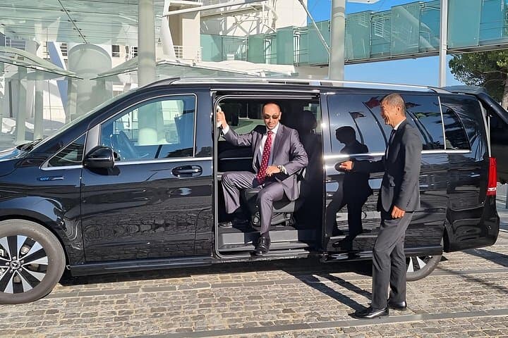 Trasferimento Privato da e per l'Aeroporto di Lione al Centro Città — foto 2