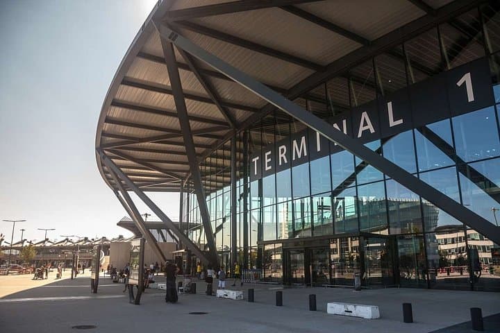Trasferimento Privato da e per l'Aeroporto di Lione al Centro Città