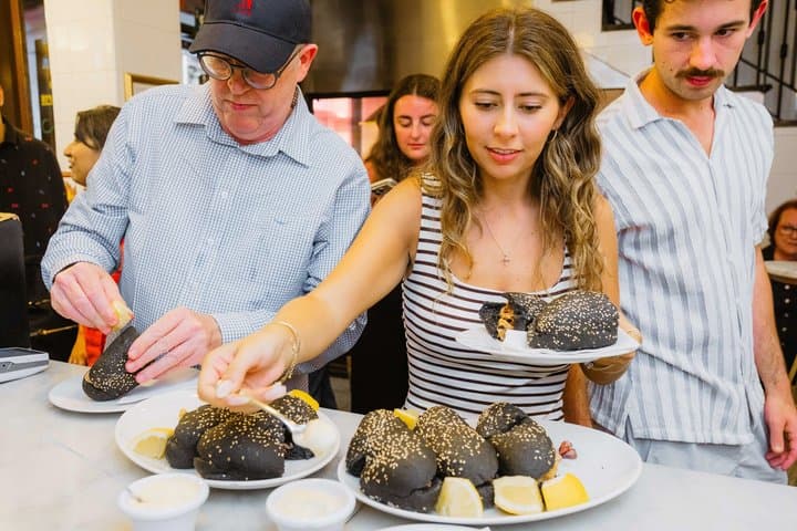 Madrid: Kleingruppen-Foodtour mit lokalen Tapas & spanischem Wein — Foto 3
