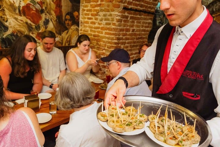 Madrid: Kleingruppen-Foodtour mit lokalen Tapas & spanischem Wein — Foto 4