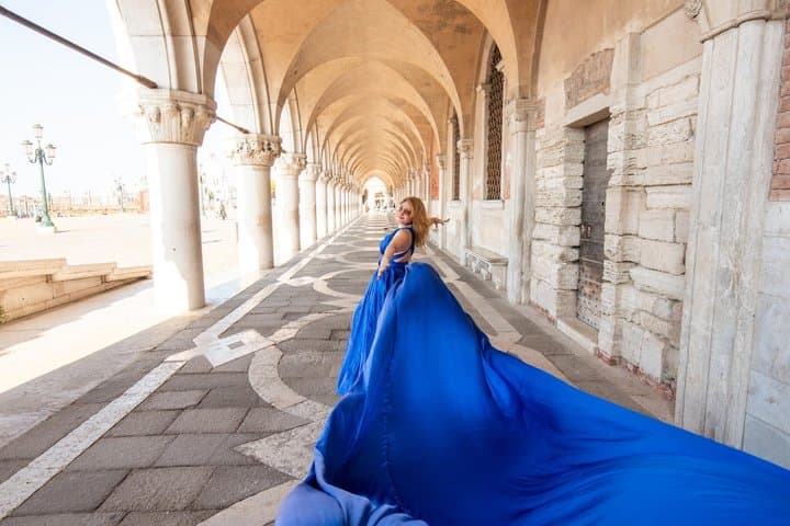 Séance photo en robe volante à Venise