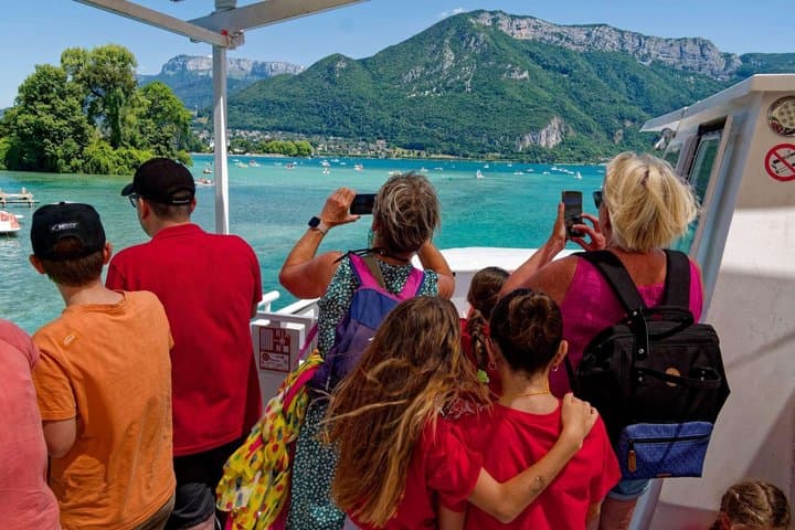 Expérience de visite à pied du lac d'Annecy avec croisière sur le lac — photo 1