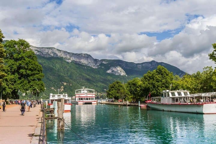 Expérience de visite à pied du lac d'Annecy avec croisière sur le lac — photo 4