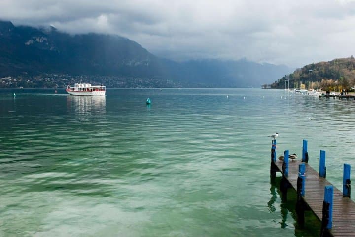 Expérience de visite à pied du lac d'Annecy avec croisière sur le lac — photo 5