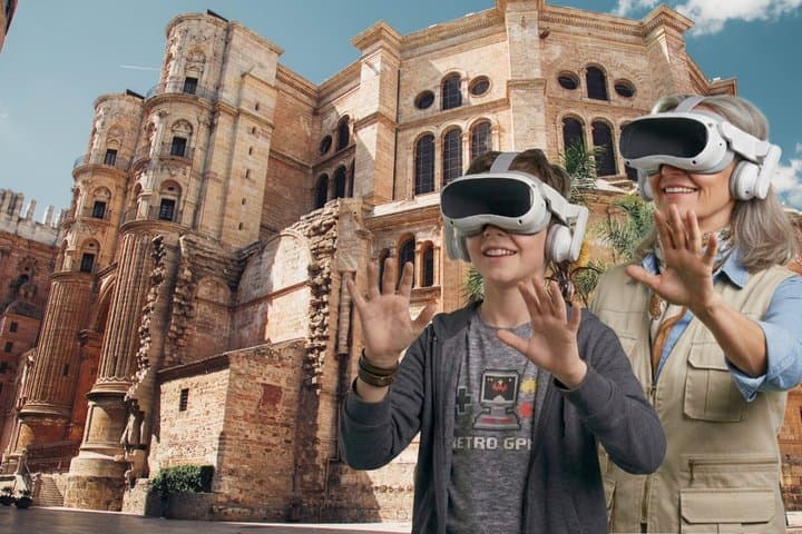 Tour Privato in Tuk Tuk Elettrico e Esperienza di Realtà Virtuale a Malaga