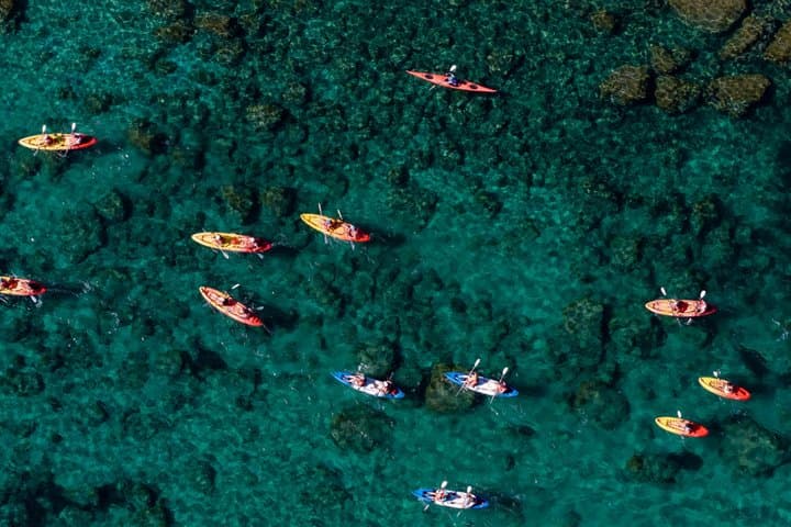 Kayak et snorkeling dans des eaux cristallines, grottes marines, Ibiza, Espagne — photo 2