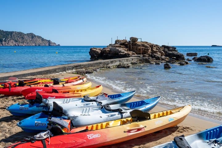 Kayak et snorkeling dans des eaux cristallines, grottes marines, Ibiza, Espagne — photo 5