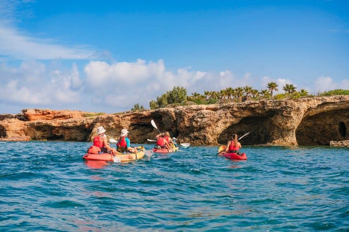Kayak et snorkeling dans des eaux cristallines, grottes marines, Ibiza, Espagne — photo 3