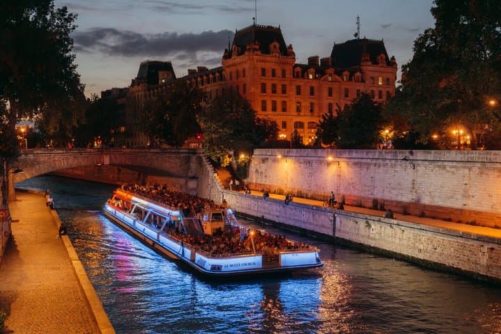 Crociere panoramiche Bateaux Mouches® sul fiume Senna a Parigi — foto 2