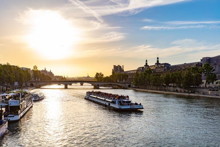 Crociere panoramiche Bateaux Mouches® sul fiume Senna a Parigi — foto 1