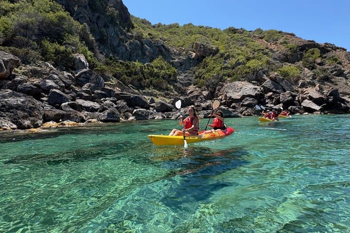 Kayak et snorkeling dans des eaux cristallines, grottes marines, Ibiza, Espagne