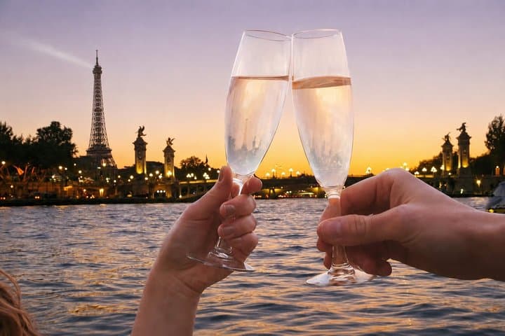 Crucero nocturno con champán por el río Sena en París — foto 1